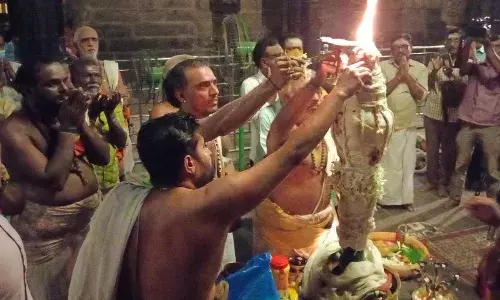 நெல்லையப்பர் திருக்கோவிலில்  பரணி தீபம் : ஏற்றம்   பக்தர்கள் தரிசனம்