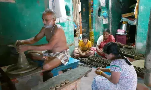 மழையால் உடைந்து போன மண்பாண்ட தொழில்: அரசு உதவிக்கரம் நீண்ட கோரிக்கை