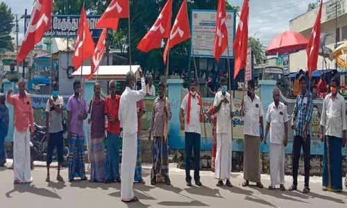 வேளாண் சட்டங்களை திரும்ப பெற்றதால் பட்டாசு வெடித்து கொண்டாட்டம்