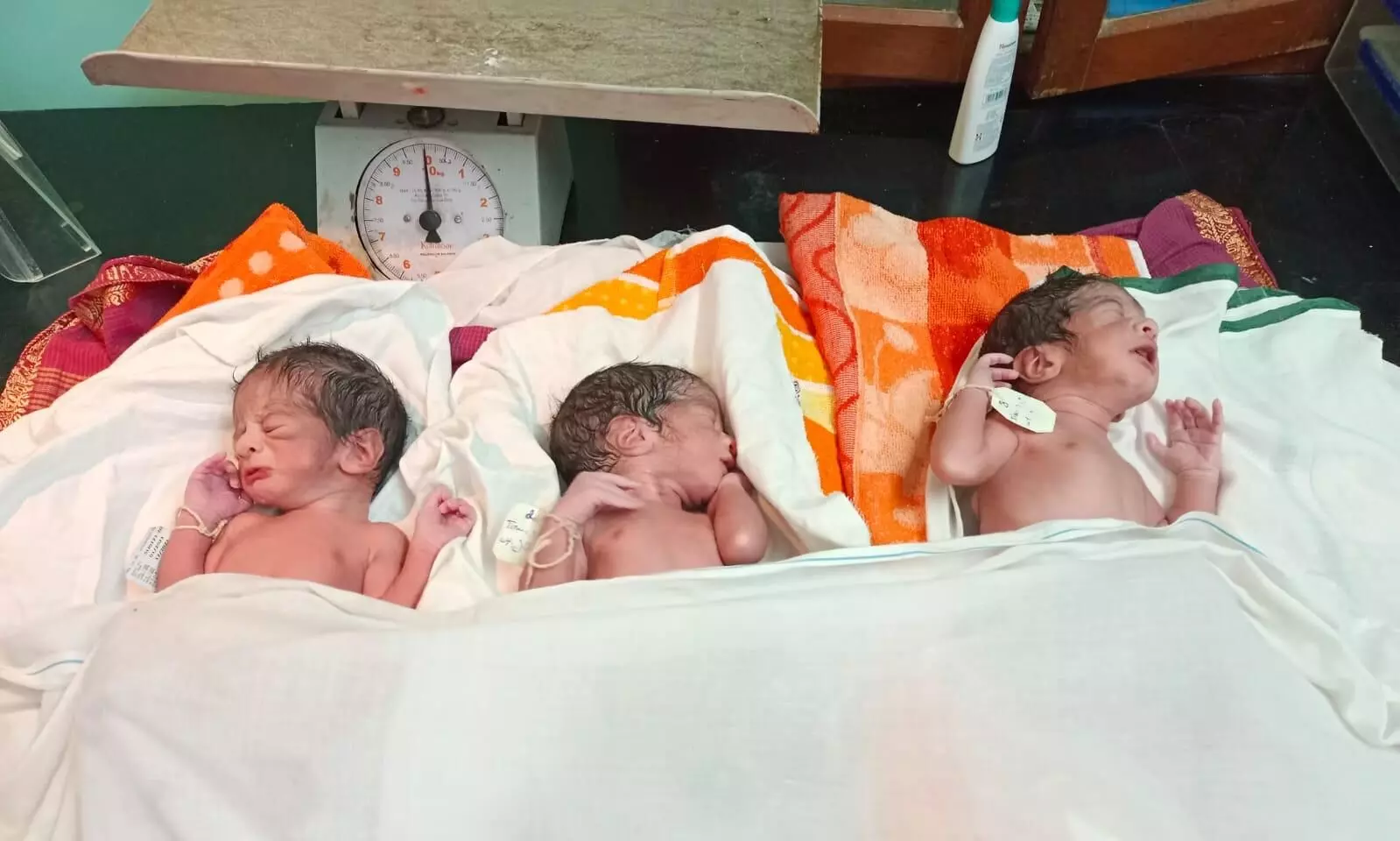 இராசபாளையம் மருத்துவமனையில் ஒரே பிரசவத்தில் பெண்ணுக்கு மூன்று குழந்தைகள் இராசபாளையம் மருத்துவமனையில் ஒரே பிரசவத்தில் பெண்ணுக்கு மூன்று குழந்தைகள்