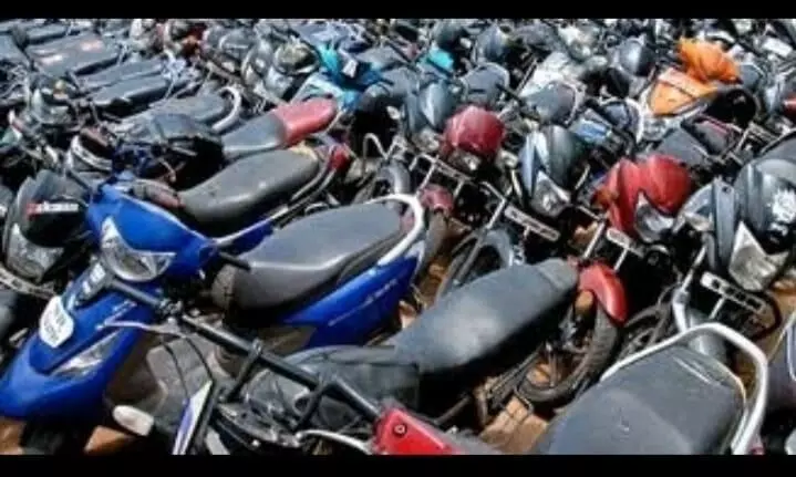 மதுரை மாவட்ட போலீசாரால் பறிமுதல் செய்யப்பட்ட வாகனங்கள் ஏலம் மதுரை மாவட்ட போலீசாரால் பறிமுதல் செய்யப்பட்ட வாகனங்கள் ஏலம்