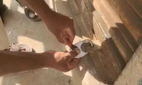 காரைக்குடியில் அனுமதியின்றி இயங்கிய டாஸ்மாக் பார்களுக்கு சீல் காரைக்குடியில் அனுமதியின்றி இயங்கிய டாஸ்மாக் பார்களுக்கு சீல்