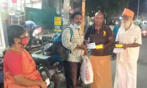 வேளாண் சட்டங்கள் ரத்து அறிவிப்பு: இனிப்பு வழங்கிய பொதுநல ஆர்வலர்கள்