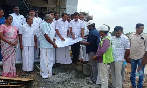 நிரம்பி ததும்பும் குளத்தை வணங்கிய முன்னாள் அமைச்சர்