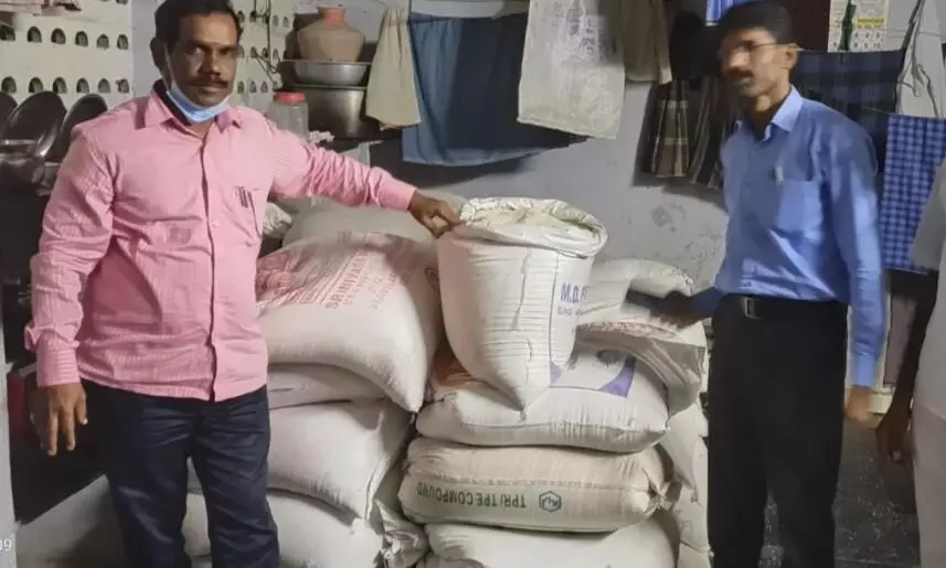பாலக்கோடு அருகே 2 டன் ரேஷன் அரிசி கடத்தல் : வருவாய் துறை பறிமுதல் பாலக்கோடு அருகே 2 டன் ரேஷன் அரிசி கடத்தல் : வருவாய் துறை பறிமுதல்