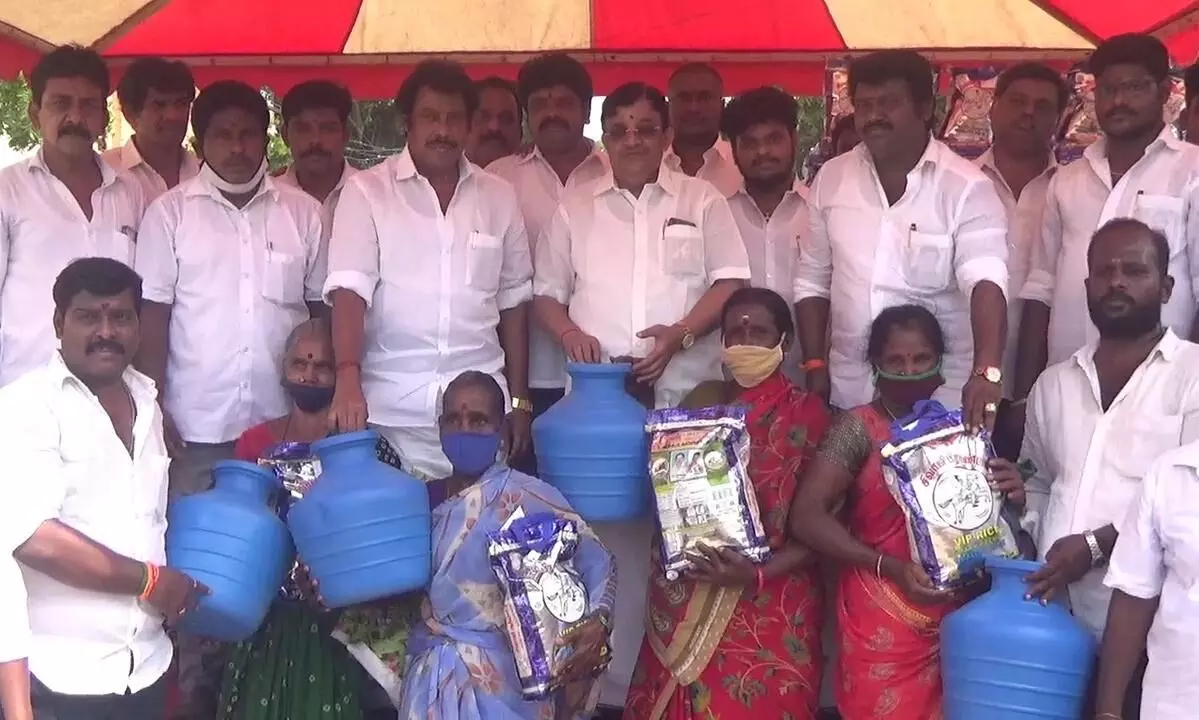 வேளச்சேரியில் மழை வெள்ளத்தால் பாதிக்கப்பட்ட மக்களுக்கு அதிமுக நிவாரணம் வேளச்சேரியில் மழை வெள்ளத்தால் பாதிக்கப்பட்ட மக்களுக்கு அதிமுக நிவாரணம்