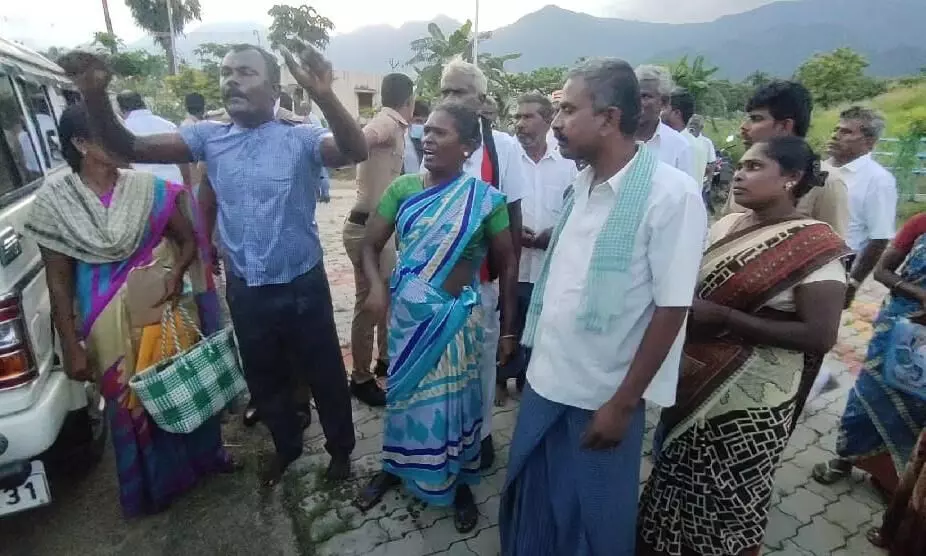 திமுக எம்பி மிரட்டினாரா? கலெக்டர் முன் தீக்குளிக்க முயன்றவரால் பரபரப்பு திமுக எம்பி மிரட்டினாரா? கலெக்டர் முன் தீக்குளிக்க முயன்றவரால் பரபரப்பு