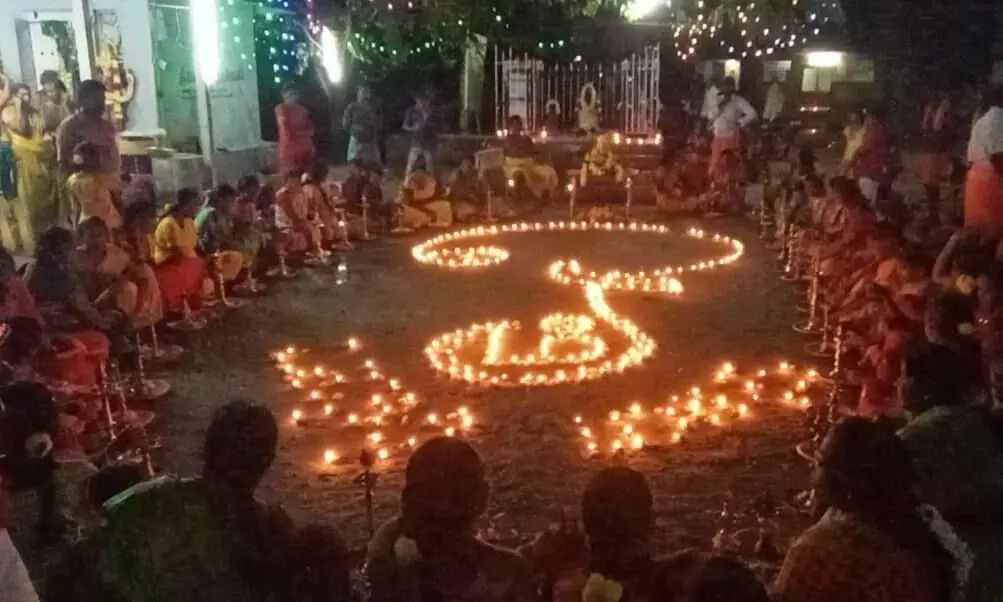 பள்ளிபாளையத்தில் விஷ்வ ஹிந்து பரிஷத்தினர் திருவிளக்கு பூஜை பள்ளிபாளையத்தில் விஷ்வ ஹிந்து பரிஷத்தினர் திருவிளக்கு பூஜை
