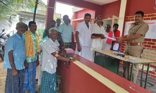 இலவம் மரக்கன்றுகளை வனத்துறை வெட்டியதாக போலீசில் புகார்