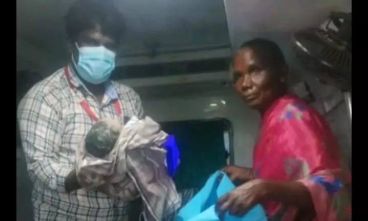 கர்ப்பிணிக்கு ஆம்புலன்சில் பிரசவம் பார்த்த மருத்துவ உதவியாளர்களுக்கு பாராட்டு கர்ப்பிணிக்கு ஆம்புலன்சில் பிரசவம் பார்த்த மருத்துவ உதவியாளர்களுக்கு பாராட்டு