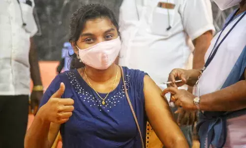 குமரியில் வீடு வீடாக சென்று தடுப்பூசி - மக்கள் மத்தியில் வரவேற்பு குமரியில் வீடு வீடாக சென்று தடுப்பூசி - மக்கள் மத்தியில் வரவேற்பு