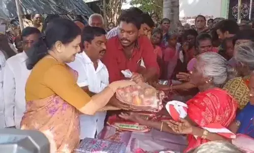 மழையால் பாதிக்கப்பட்ட மக்களுக்கு நிவாரண பொருட்களை வழங்கிய சசிகலா