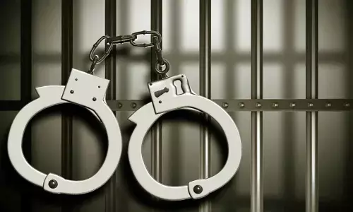 உதகையில் மதுபாட்டில்களை கடத்தி சென்றவர் கைது