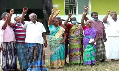 கடன் தள்ளுபடி பட்டியல் வெளியிடக்கோரி கூட்டுறவு சங்கம் முற்றுகை
