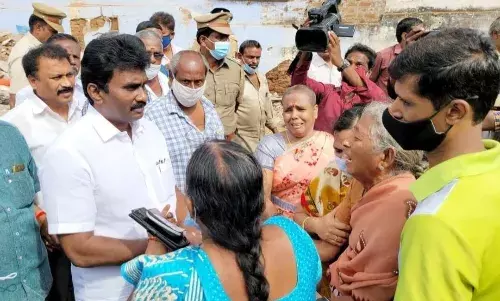 சிலிண்டர் விபத்தில் வீடு இழந்தோருக்கு வீடு கட்டித்தரப்படும்: சேலம் எம்பி