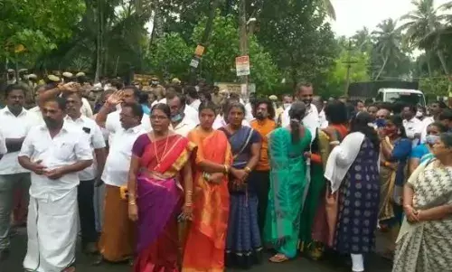 மண்டைக்காடு கோவிலில் ஆகம விதிப்படி திருப்பணி செய்யக்கோரி மறியல்