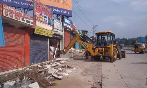 ஆம்பூரில் தேசிய நெடுஞ்சாலை ஆக்கிரமிப்புகளை அகற்றும் பணி