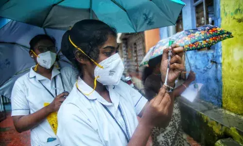 குமரி - வீடு வீடாக சென்று தடுப்பூசி செலுத்திய மருத்துவ பணியாளர்கள் குமரி - வீடு வீடாக சென்று தடுப்பூசி செலுத்திய மருத்துவ பணியாளர்கள்