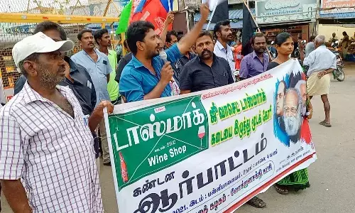 மதுபானக்கடையை மூடக்கோரி பள்ளிபாளையத்தில் ஆர்ப்பாட்டம்