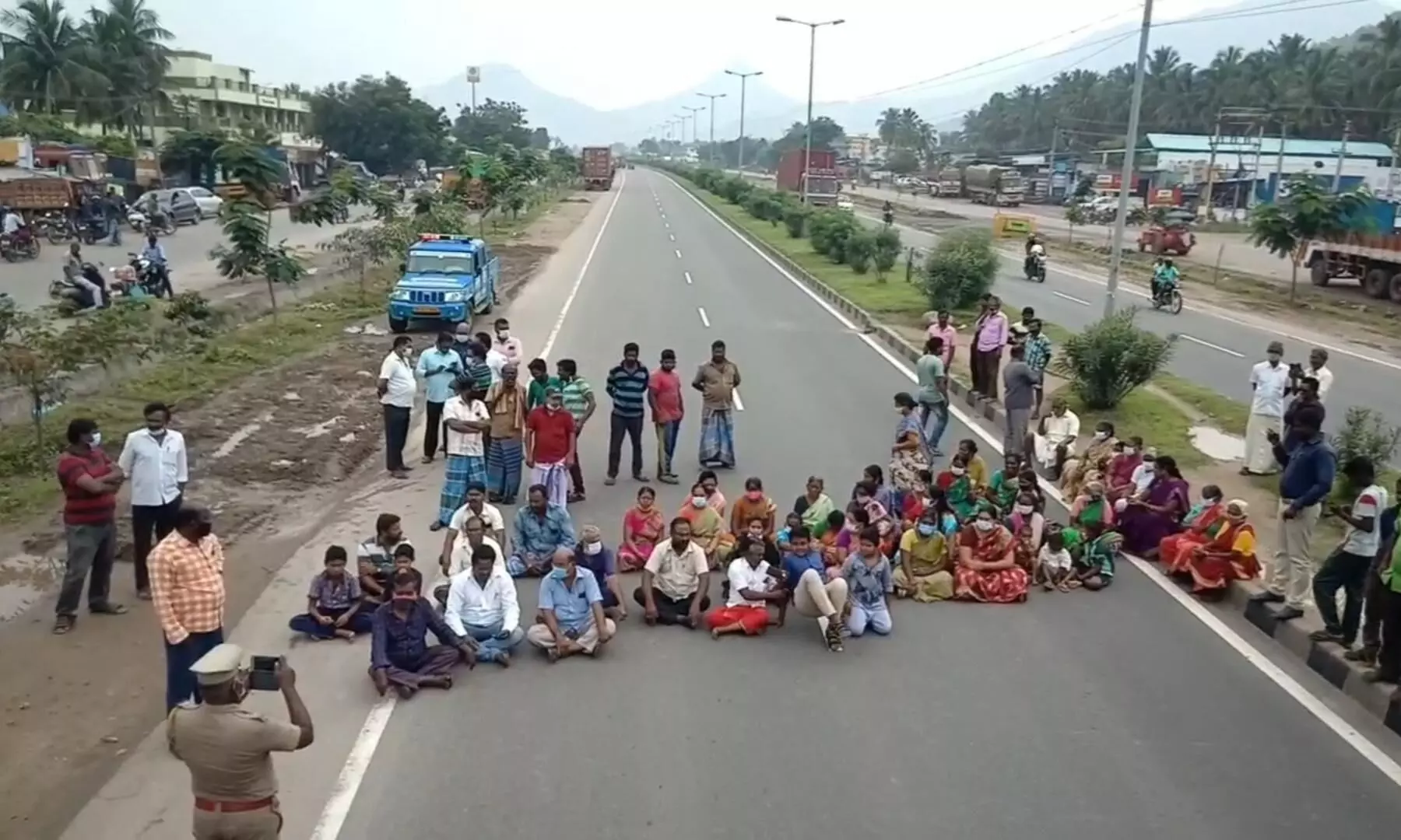 ஏரி ஓடையில் கழிவு நீரை கலந்த லாரி: அதிகாரிகளின் அலட்சியத்தால் சாலை மறியல் ஏரி ஓடையில் கழிவு நீரை கலந்த லாரி: அதிகாரிகளின் அலட்சியத்தால் சாலை மறியல்