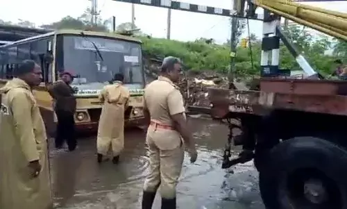 வியாசர்பாடி ஜீவா சுரங்கப்பாதையில் தண்ணீரில் சிக்கிய பேருந்து