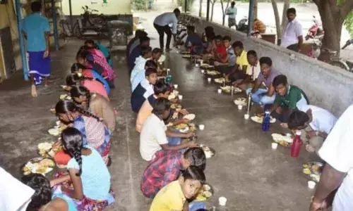 காது கேளாதோர் பள்ளி மாணவர்களுக்கு இனிப்பு, உணவு வழங்கல்