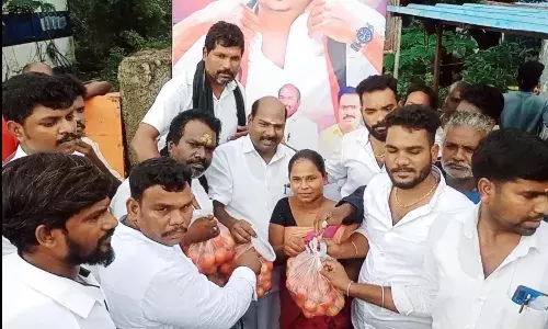 உதயநிதி பிறந்தநாள்: 1500 கிலோ தக்காளி இலவசமாக வழங்கிய ரசிகர்கள்