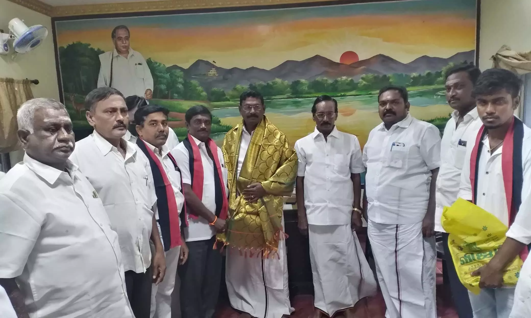 குமாரபாளையத்தில் மாற்று கட்சியினர் 30க்கும் மேற்பட்டோர் தி.மு.க.வில் இணைவு குமாரபாளையத்தில் மாற்று கட்சியினர் 30க்கும் மேற்பட்டோர் தி.மு.க.வில் இணைவு