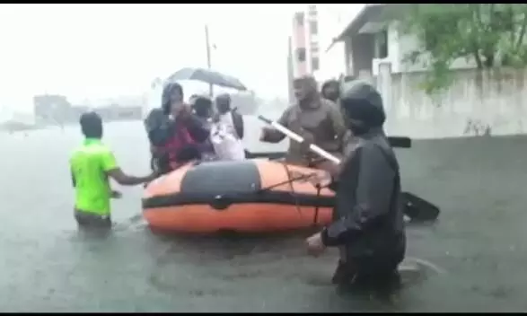 பள்ளிகரணையில் தத்தளிக்கும் மக்கள் : மீட்டு வரும் தீயணைப்புத்துறையினர் பள்ளிகரணையில் தத்தளிக்கும் மக்கள் : மீட்டு வரும் தீயணைப்புத்துறையினர்