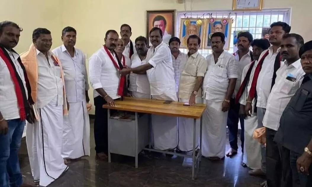 திமுகவில் இணைந்த நல்லம்பள்ளி அதிமுக ஒன்றிய கழக செயலாளா் பெரியண்ணன் திமுகவில் இணைந்த நல்லம்பள்ளி அதிமுக ஒன்றிய கழக செயலாளா் பெரியண்ணன்