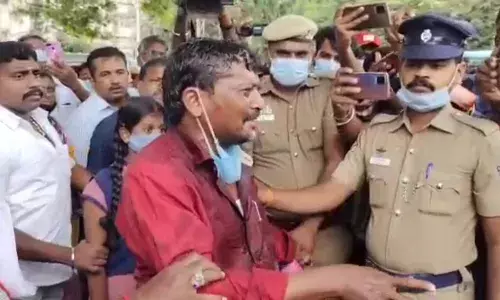 கோவை மாவட்ட ஆட்சியர் அலுவலகத்தில் தீக்குளிக்க முயன்ற நபரால் பரபரப்பு