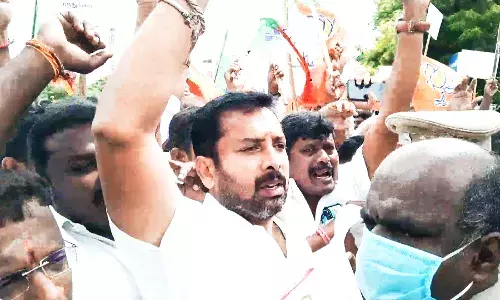 பெட்ரோல், டீசல் விலையை குறைக்க கோரி ஆட்சியர் அலுவலகத்தை பாஜக முற்றுகை