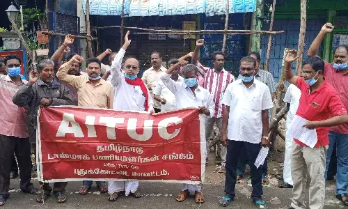 புதுக்கோட்டை - டாஸ்மாக் பணியாளர் சங்கம் சார்பில்  ஆர்ப்பாட்டம் புதுக்கோட்டை - டாஸ்மாக் பணியாளர் சங்கம் சார்பில்  ஆர்ப்பாட்டம்