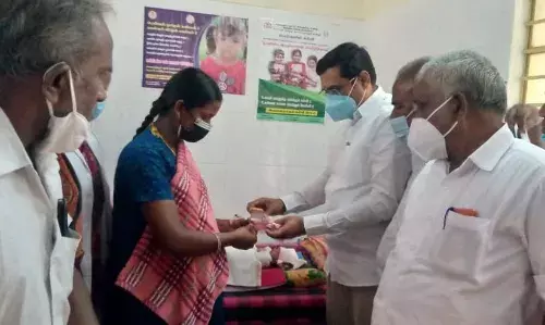 தேவூரில் உதயநிதி ஸ்டாலின் பிறந்தநாள் விழா - தங்க மோதிரம் வழங்கல்