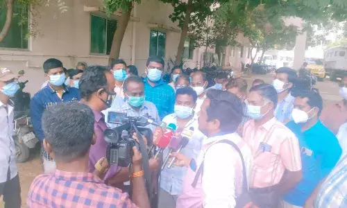 ஈரோட்டில் சுகாதாரத்துறை ஆய்வாளர்கள் ஆர்ப்பாட்டம்