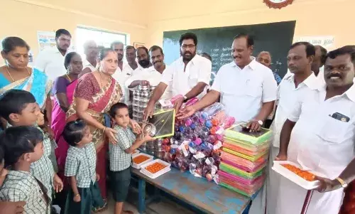 உதயநிதி ஸ்டாலின் பிறந்தநாள்: மாணவர்களுக்கு நோட்டு, புத்தகம் வழங்கல்