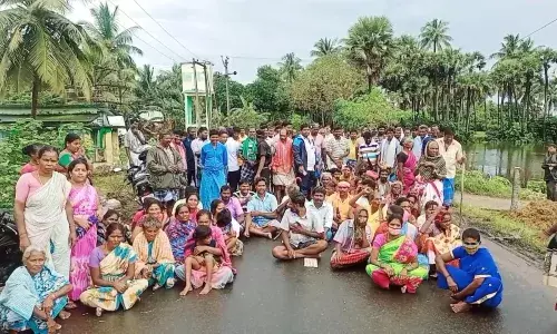 கல்பாக்கம் அருகே இடுகாட்டு பாதை ஆக்கிரமிப்பை அகற்றக்கோரி மறியல்