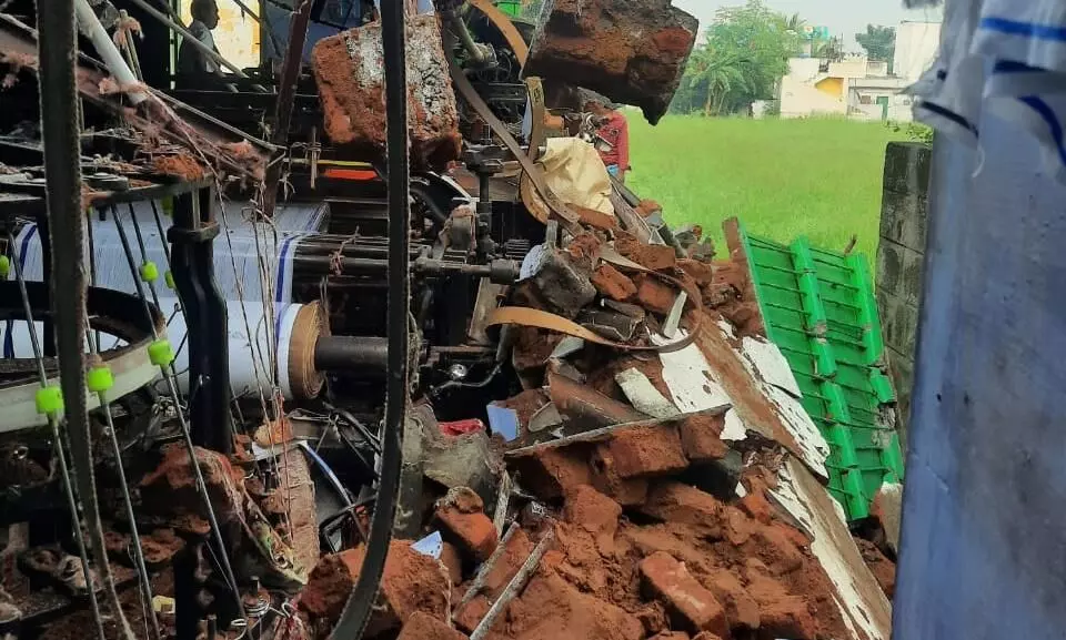 குமாரபாளையத்தில் கட்டிடம் இடிந்து விழுந்து சேதம்: உயிர் பிழைத்த தொழிலாளர்கள் குமாரபாளையத்தில் கட்டிடம் இடிந்து விழுந்து சேதம்: உயிர் பிழைத்த தொழிலாளர்கள்