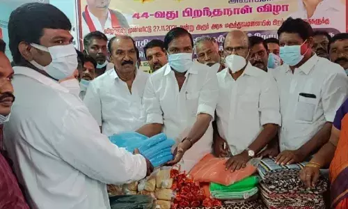 அரூரில் உதயநிதி பிறந்தநாள்: குழந்தைகளுக்கு மோதிரம் அணிவிப்பு