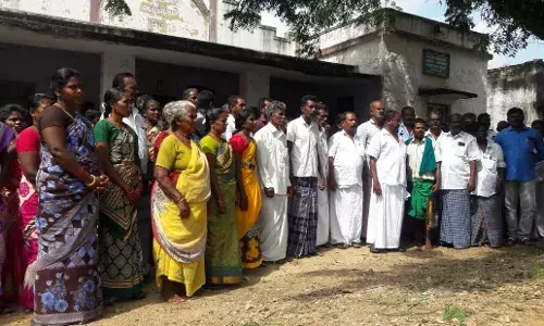 கூட்டுறவு  வங்கி செயலாளரை மாற்றக்கோரி கிராம மக்கள் போராட்டம்