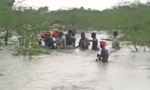 திருச்சுழி அருகே இறந்தவரின் உடலை இடுப்பளவு தண்ணீரில் எடுத்து செல்லும் அவலம் திருச்சுழி அருகே இறந்தவரின் உடலை இடுப்பளவு தண்ணீரில் எடுத்து செல்லும் அவலம்