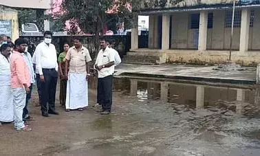 மழைநீர் தேங்கிய பள்ளியில் சட்டமன்ற உறுப்பினர் நேரில் ஆய்வு