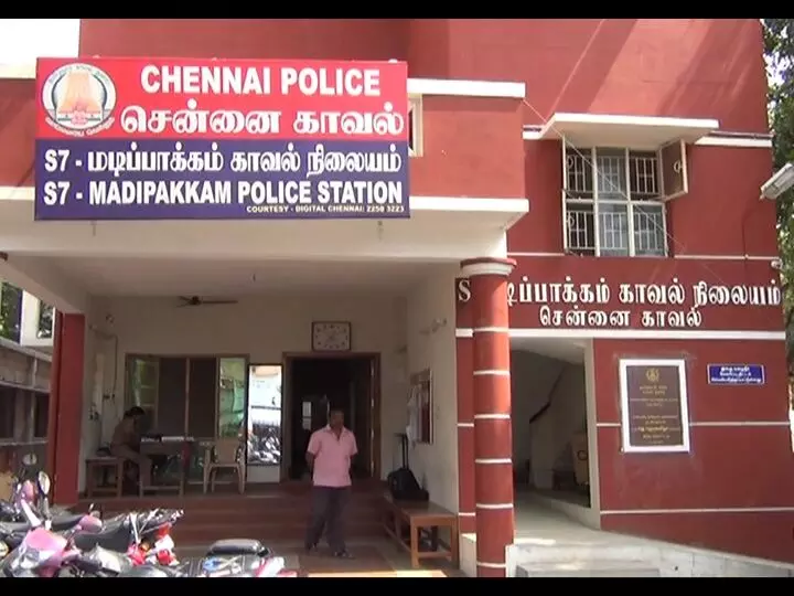 மூதாட்டியின் கவனத்தை திசை திருப்பி நகைகளை பறித்து சென்ற மர்ம நபர்கள் மூதாட்டியின் கவனத்தை திசை திருப்பி நகைகளை பறித்து சென்ற மர்ம நபர்கள்