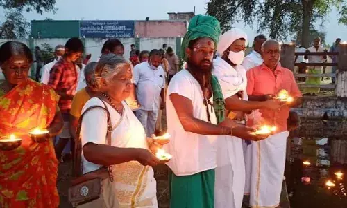 கார்த்திகை அமாவாசை: பெரம்பலூர் குளத்தில் 1008 ஜோதி ஏற்றி வழிபாடு