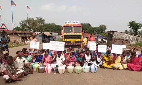 செந்துறை அருகே அடிப்படை வசதிகள் கேட்டு கிராம மக்கள் சாலை மறியல்