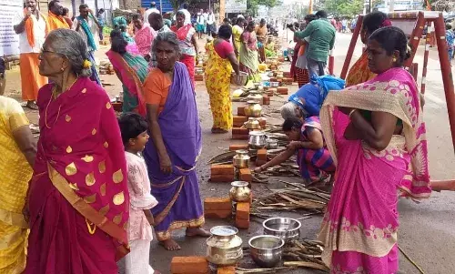 முல்லை பெரியாறு அணையில் 152 அடி:  கூடலூரில் பொங்கல் வைத்து போராட்டம்