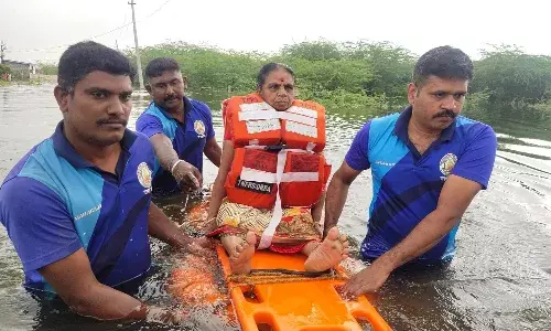 திருமங்கலம் அருகே மழைநீரில் சிக்கியவர்கள் படகு மூலம் மீட்பு