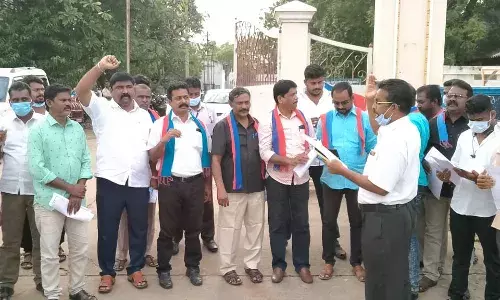 மின்வாரிய ஊழியர்களுக்கு பணி நியமன ஆணை வழங்க வி.சி.க-வினர் ஆர்ப்பாட்டம்