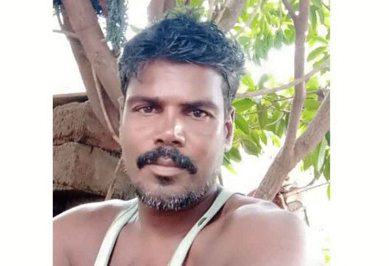 தண்ணீருக்கு அடியில் முள்செடியில் கட்டப்பட்ட நிலையில் தொழிலாளி பிணம் தண்ணீருக்கு அடியில் முள்செடியில் கட்டப்பட்ட நிலையில் தொழிலாளி பிணம்