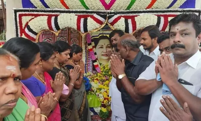 ஜெயலலிதா நினைவு நாள்: சங்கரன்கோவிலில் முன்னாள் அமைச்சர் மலர் தூவி மரியாதை ஜெயலலிதா நினைவு நாள்: சங்கரன்கோவிலில் முன்னாள் அமைச்சர் மலர் தூவி மரியாதை